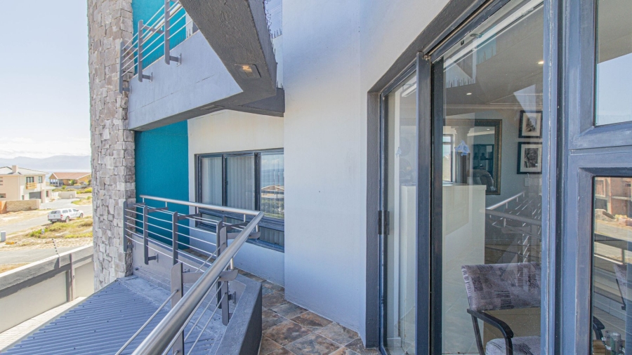 4 Bedroom Property for Sale in Perlemoenbaai Western Cape